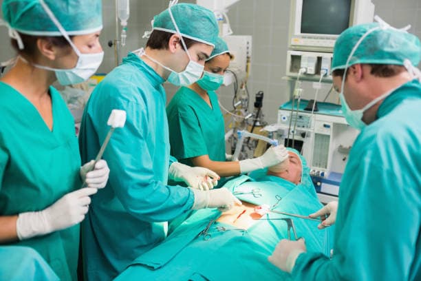 لباس پزشک اتاق عمل تهیه شده از الیاف با کیفیت